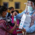 Personas que brindan ayuda económica.